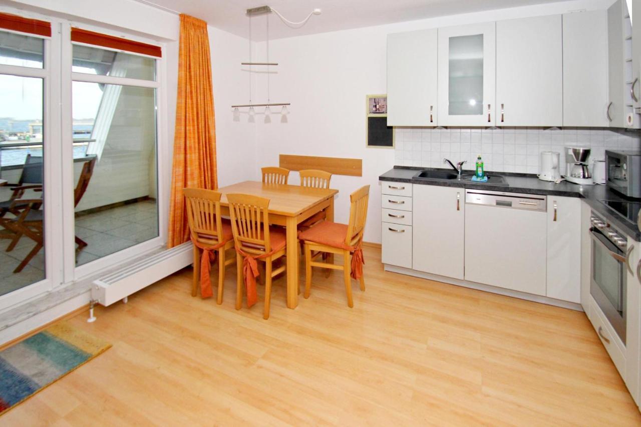 Hafennahe Ferienwohnung Mit Balkon Und Meerblick - Hafenhaeuser Wiek Wohnung 13 Wiek auf Rügen エクステリア 写真